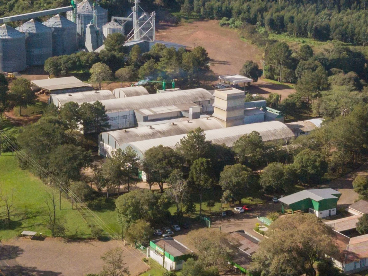 Vista aérea do complexo da Granja Real em Pato Branco: silos, fábrica de ração e centro administrativo.