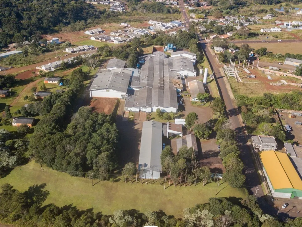 Vista aérea do incubatório da Granja Real e das instalações ao redor, em Pato Branco.